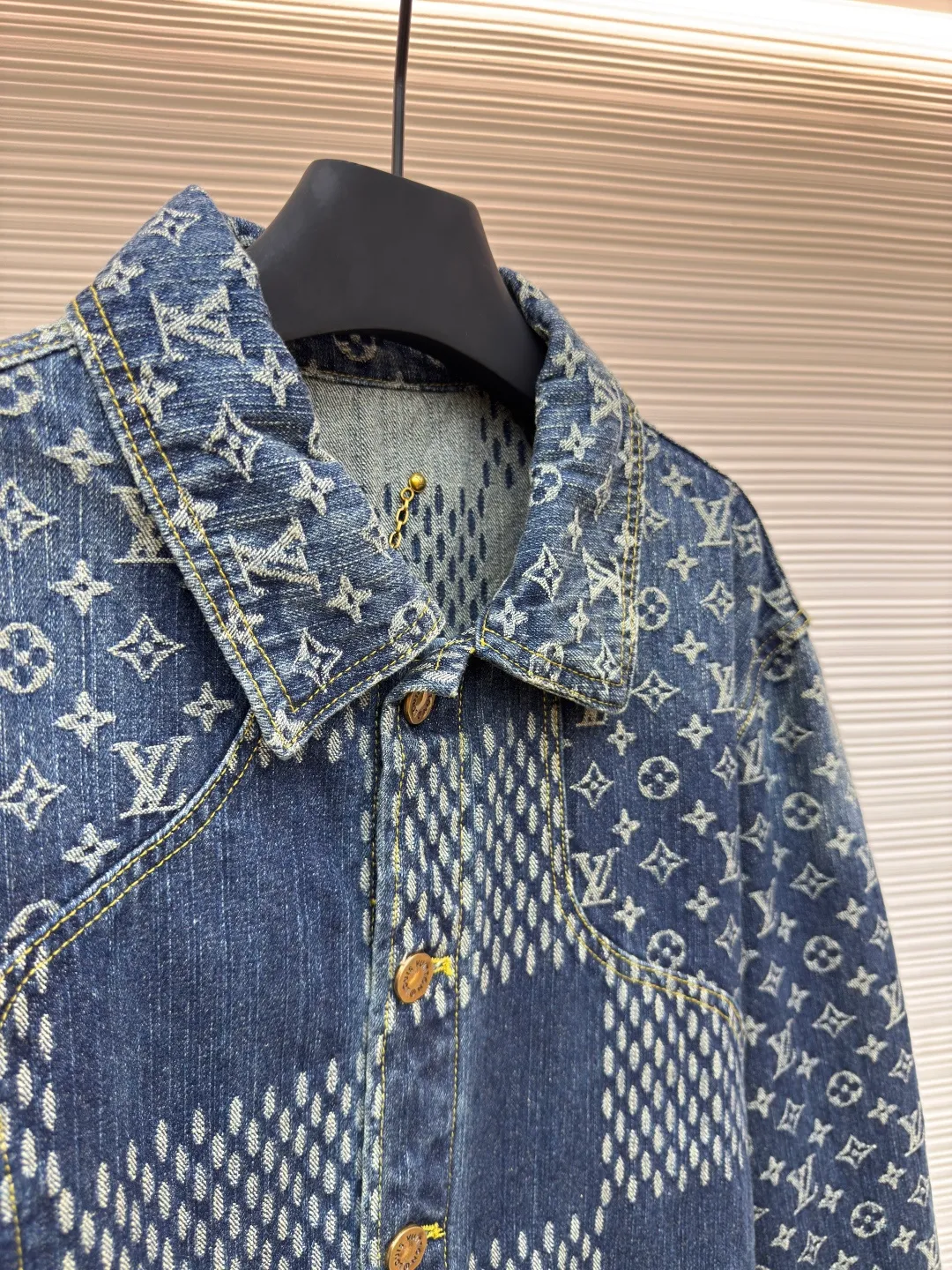 LOUIS VUITTON x Nigo classic checkerboard denim jacket ●Authentic product: purchased and developed by 20899 ●Item number: 1680329-B60 ●Fabric: denim fabric ●Technology: jacquard production ●Version: fitted version ●Weight: about 1025 grams ●Size: 46-48-50-52 ●Description: After manual typesetting and positioning and cutting, the fabric wear is very large, the cuffs are aligned, the back jacquard is lined up horizontally, the front and back splicing process perfectly restores the original effect, the jacquard pattern size and spacing are the same, the pattern width is consistent, and the workmanship is very complicated. The overall wiring is straight and delicate, the fabric is comfortable and soft, and the color is consistent without color difference. It can be matched with the same style to create a fashionable look and control various occasions. Customized accessories, complete with three standards, same style for men and women!